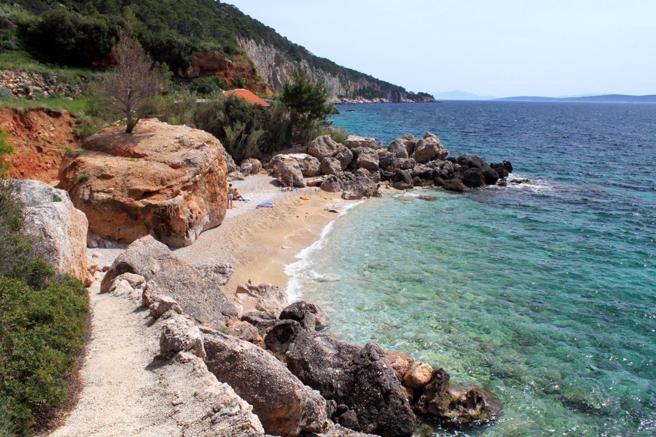 Sveta Nedilja 8792a Sveta Nedelja (Hvar)